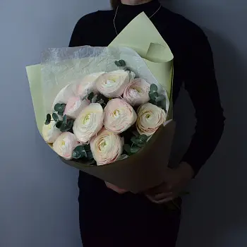 Букет из 11 ранункулюсов