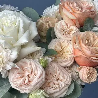 Бежевая цветочная композиция