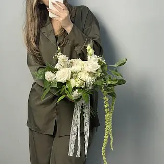 Классический свадебный букет невесты в садовом стиле