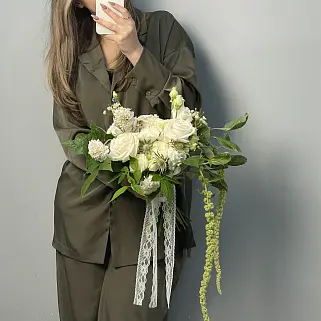 Классический свадебный букет невесты в садовом стиле