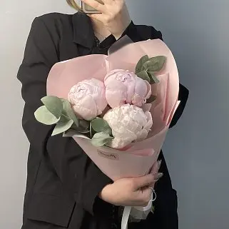 Букет из 3 розовых пионов и эвкалипта