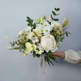 Полевой свадебный букет невесты с пионом #1