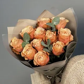 Букет пионовидных роз Kahala и эвкалипта S