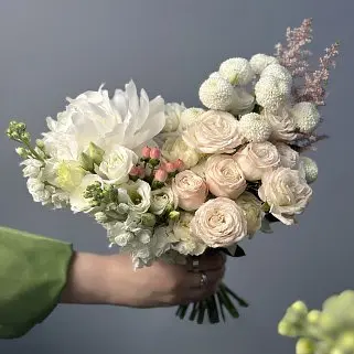 Нежный персиковый свадебный букет невесты