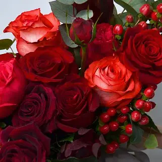 Красный раскидистый свадебный букет невесты