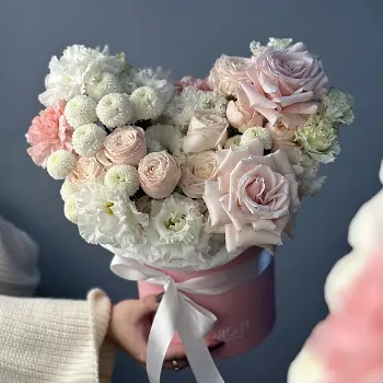 Розовая цветочная композиция