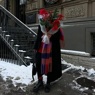 Алый зимний букет