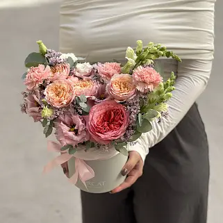 Букет в шляпной коробке Розовое кружево М