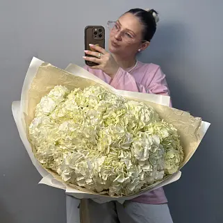 Букет из 15 белых гортензий