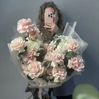 Дуо-букет французских роз Mondial и гортензий L