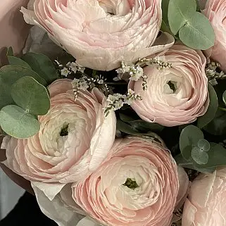 Букет из 7 ранункулюсов и лимониума