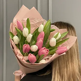 Букет из 15 розовых и белых тюльпанов (микс)