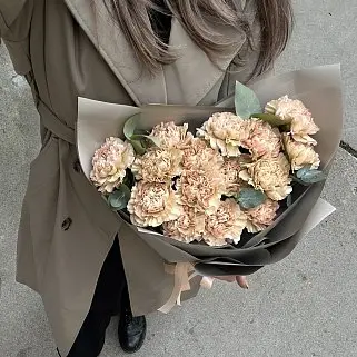 Букет из 15 персиковых гвоздик с эвкалиптом