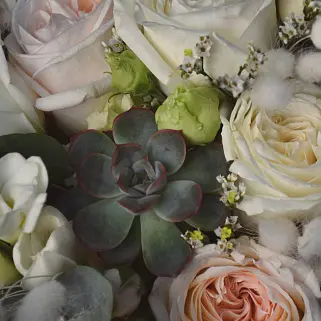 Нежный свадебный букет невесты с суккулентом