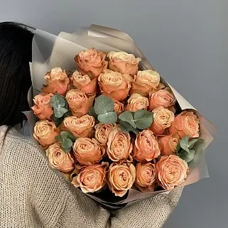 Букет пионовидных роз Kahala и эвкалипта L