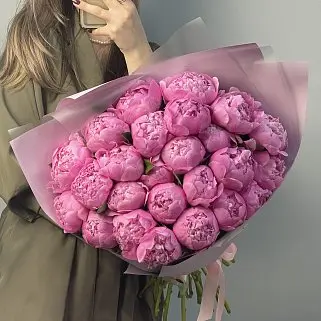 Букет из 25 ярко-розовых пионов