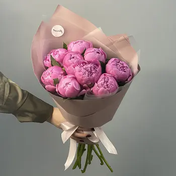 Букет из 9 ярко-розовых пионов
