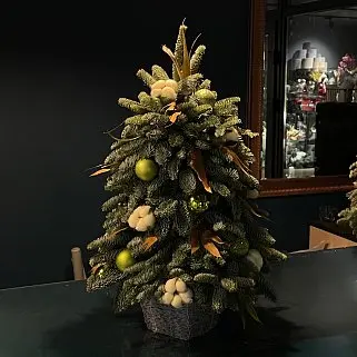 Ёлочка с декором в теплых оттенках