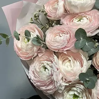 Букет из 15 ранункулюсов и лимониума