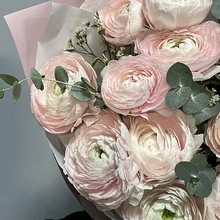 Букет из 15 ранункулюсов и лимониума