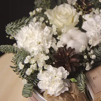 Белая зимняя коробочка с соевой свечой