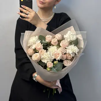 Дуо-букет роз Bombastic и белых гвоздик S