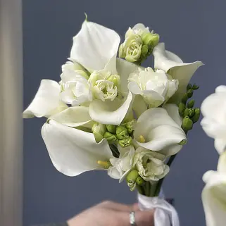 Свадебный букет невесты из калл и фрезии