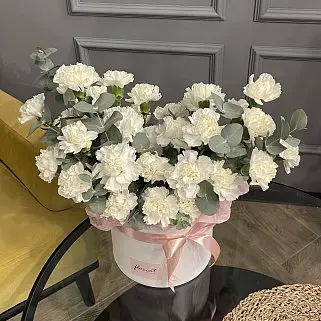 Букет в шляпной коробке из 35 белых гвоздик