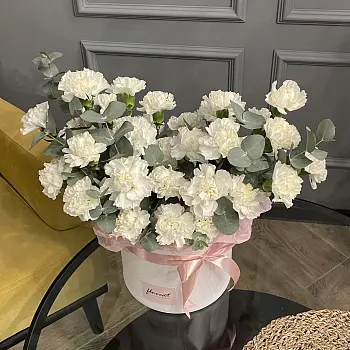 Букет в шляпной коробке из 35 белых гвоздик