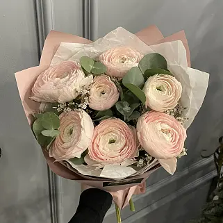 Букет из 7 ранункулюсов и лимониума