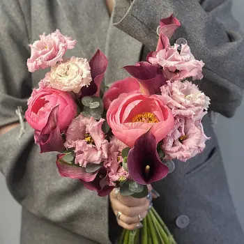 Свадебный букет невесты в малиновых оттенках