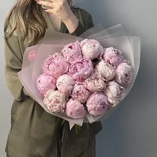 Букет из 15 розовых пионов