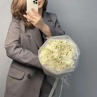 Белый дуо-букет гвоздик и матрикарий S