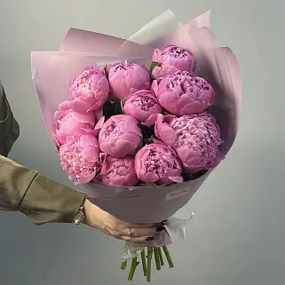 Букет из 11 ярко-розовых пионов