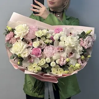 Сборный букет с пионом Blooming garden L