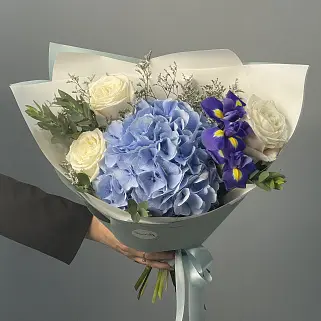 Сборный букет Голубой с гортензией