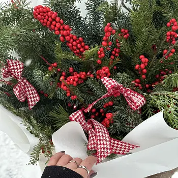 Зимний букет с ягодами илекса