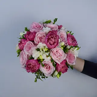 Круглый свадебный букет невесты в розовых оттенках