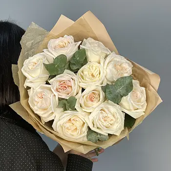 Букет пионовидных роз White O'Hara и эвкалипта S