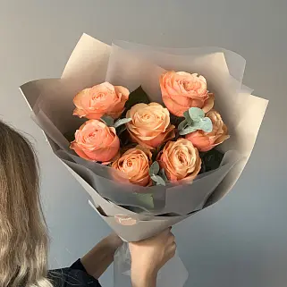 Букет пионовидных роз Kahala и эвкалипта XS