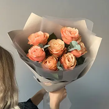 Букет пионовидных роз Kahala и эвкалипта XS