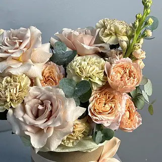 Букет в шляпной коробке Поздний завтрак M