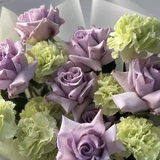 Дуо-букет салатовых гвоздик и роз Ocean Song