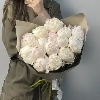 Букет из 15 белых пионов