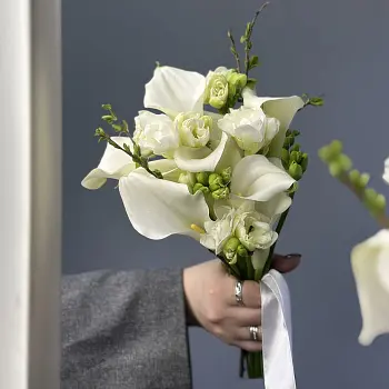 Букет невесты из калл, фрезий и прунуса