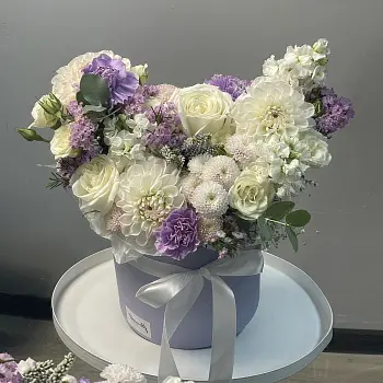 Букет в шляпной коробке Лиловый
