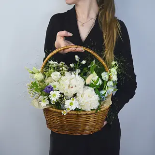 Корзина полевых цветов