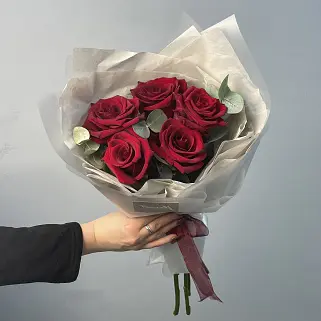 Букет из 5 роз Explorer и эвкалипта