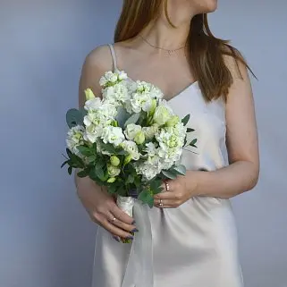 Свадебный букет невесты из эустомы и маттиолы