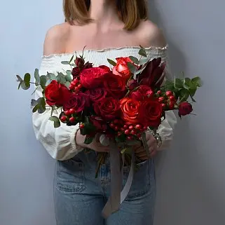 Красный раскидистый свадебный букет невесты